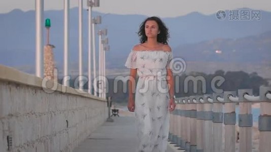 一个美丽浪漫悲伤的女人在港口散步视频