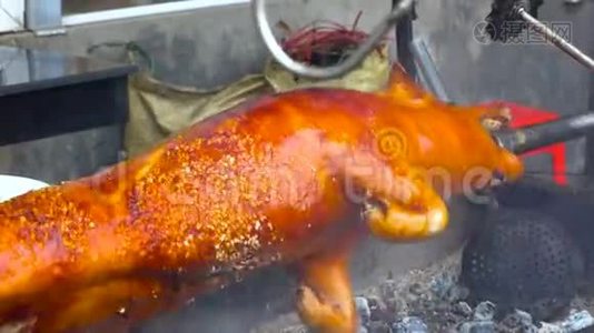 在街头食品市场烤猪视频