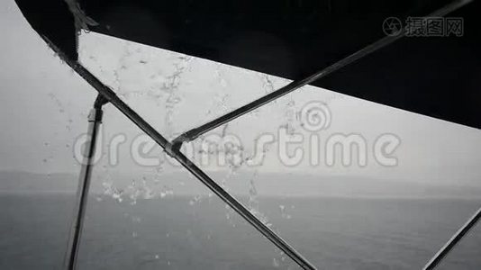 在希腊海上的雨中航行的游艇。视频