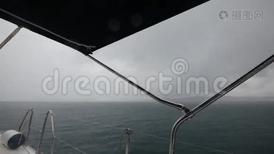 希腊海浪背景下雨中的游艇运动。视频