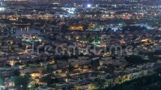 带高尔夫球场夜间延时的别墅和房屋的空中景观视频