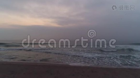 雾蒙蒙的早晨在海滩上。 戏剧性的海上日出。 录像。视频