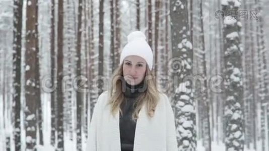 冬季森林中的年轻女子画像视频