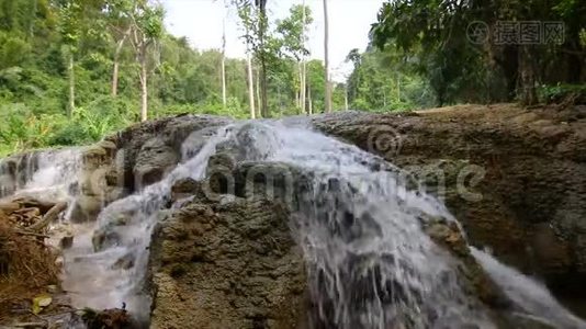 4泰国Kanchanaburi的K自然水落在周围环境中视频