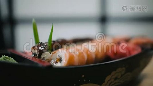 寿司卷铺在盘子里视频