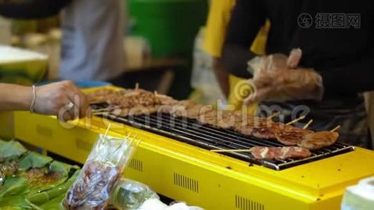 亚洲的街头美食.. 传统的街头菜肴。 夜间食品市场视频