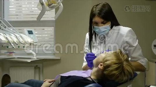 牙医检查和治疗他办公室里的女人视频