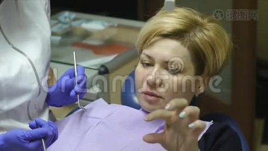 牙医检查和治疗他办公室里的女人视频