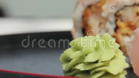 大鲑鱼肉卷。 鲜生鱼寿司视频