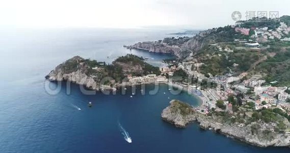 空中鸟瞰飞越悬崖，伟大的海岸线风景和惊人的地中海景观和海湾与船只游艇视频