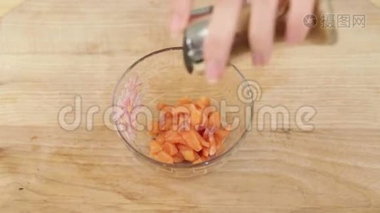 混合汤匙鲑鱼视频