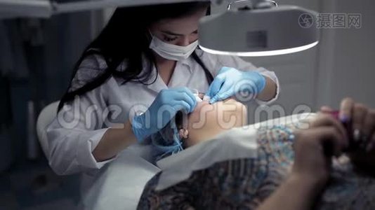 在诊所里，美容师给病人做了机械的面部清洁视频