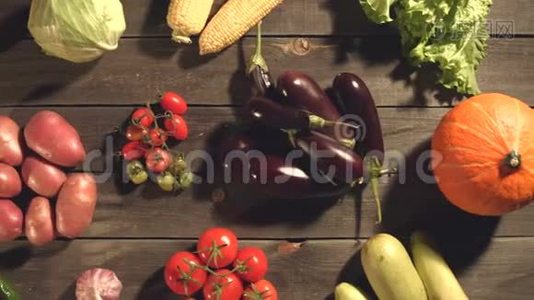 许多不同的蔬菜躺在桌子上。视频