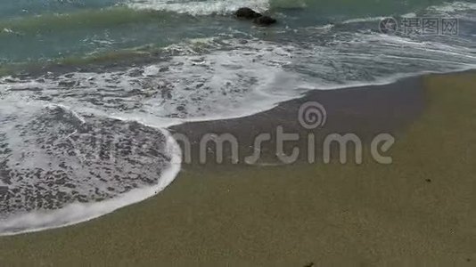 海浪在沙滩上视频