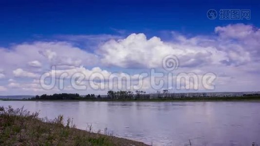 美丽的乡村景观.. 时间流逝。 河流，森林，天空，云视频