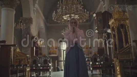 戴头巾在寺院祈祷的年轻女子视频
