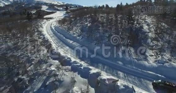 汽车接近滑雪场. 4K无人机视频