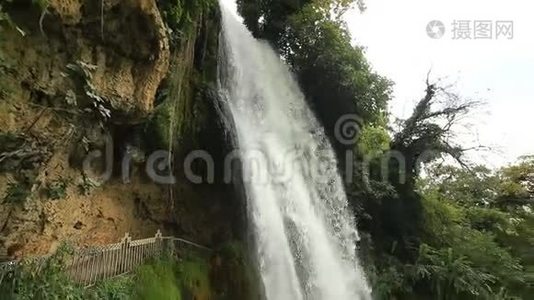 希腊山脉中的大瀑布视频