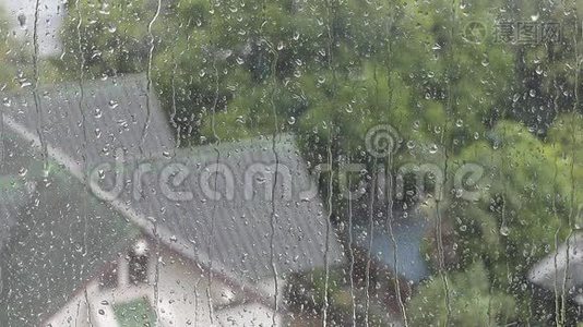 雨滴在玻璃窗上视频