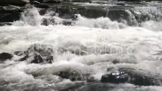 山河流过岩石..视频