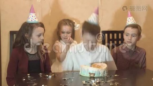 在生日聚会上照顾孩子。 朋友们在生日蛋糕上灌满了脸视频