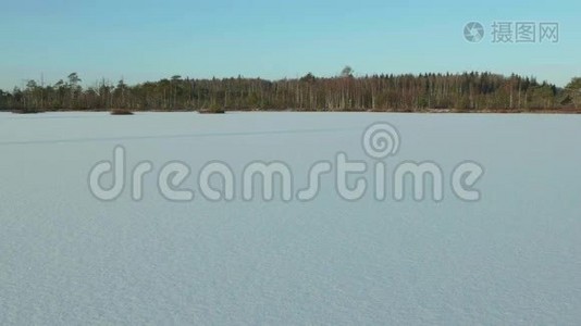冰冻湖上的冬田。 白天干净而寒冷。 光滑的娃娃射击视频