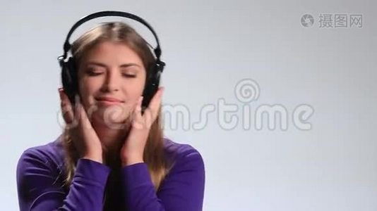 性感女人用耳机听音乐视频