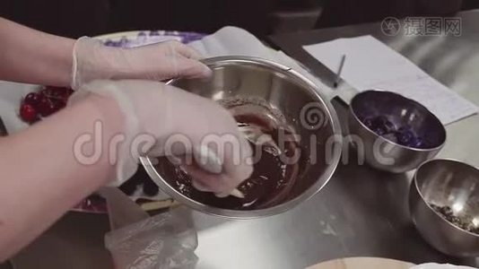 甜点煮手搅拌融化的巧克力在金属搅拌碗视频