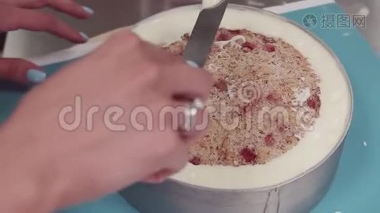女性糖果师用手在烤制的蛋糕上抹上奶油视频