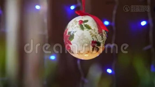 圣诞球与红色丝带与发光花环在背景。视频