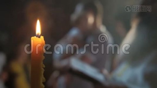 在父亲和孩子的背景上点燃蜡烛，为教堂仪式做好准备。视频