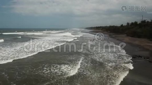 沙滩，暴风雨天气，海浪.. 印度尼西亚巴厘视频