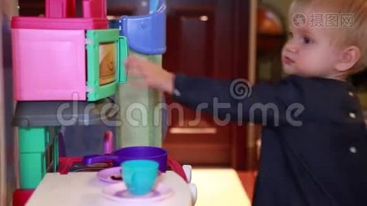 小女孩玩玩具厨房套装视频