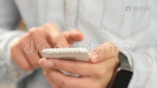 男子浏览互联网或通过触摸屏连接无线视频