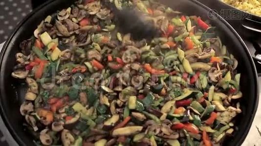 美味的平底锅炒着五颜六色的新鲜蔬菜正在准备中。视频