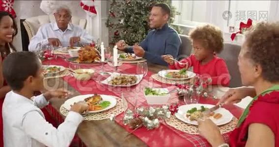 大家庭成员围桌而坐，一起享用圣诞大餐视频