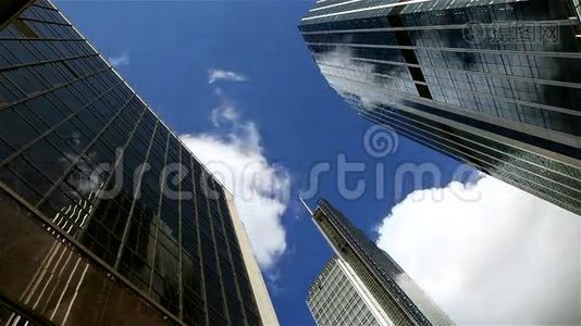 时光流逝的云彩反射在伦敦的摩天大楼上视频