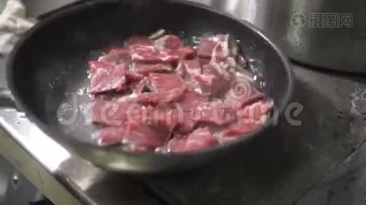 在餐厅的专业厨房里用煎锅煮肉视频