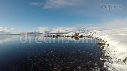 长雪平静的峡湾，阳光和蓝天视频