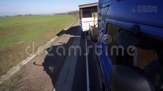 卡车运送超大型货物视频