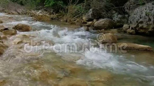 奔腾的鼓泡水的山河.. 弹簧鳃流..视频