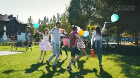 一群朋友围着生日男孩跳节日舞会视频