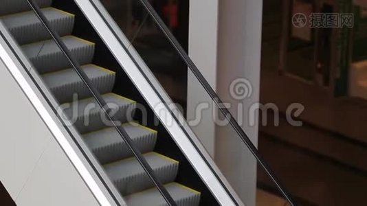 商务中心或购物中心的空现代化自动扶梯视频
