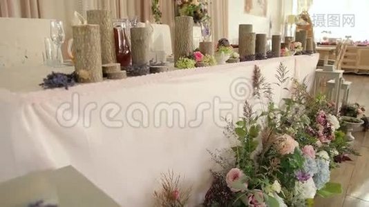 新娘和新郎的婚礼桌上有木制烛台上的蜡烛。视频