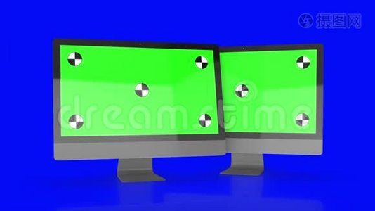 两台绿色屏幕的现代电脑，隔离在蓝色背景上。 三维渲染。视频