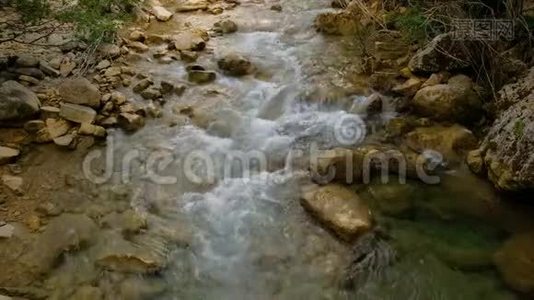 奔腾的鼓泡水的山河..视频