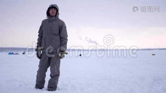 一个年轻人站在雪地里高谈阔论，在烟斗后面，满口厄运视频