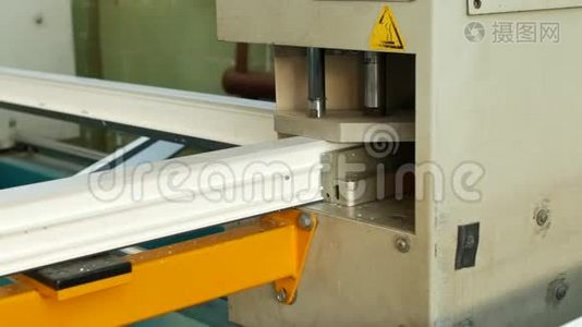 生产和制造pv c窗，pv c窗框位于焊接机上的角视频