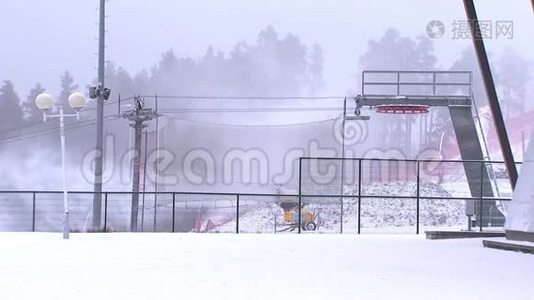 雪炮把雪洒在滑雪坡上视频