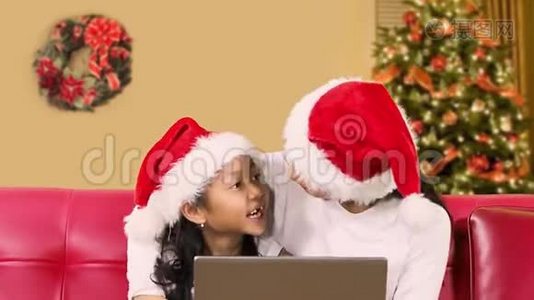 无牙女孩和母亲圣诞节网购视频